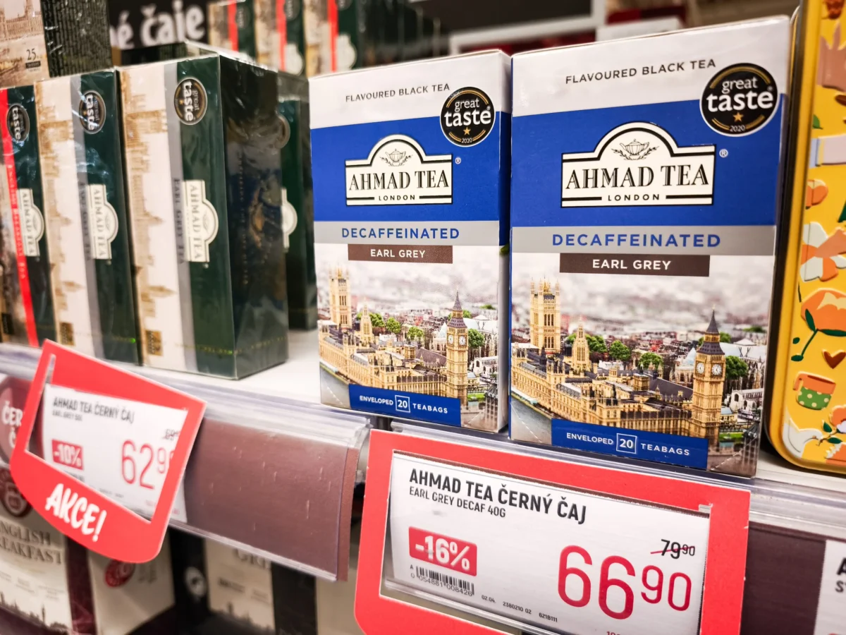 krabička čaje v regálu