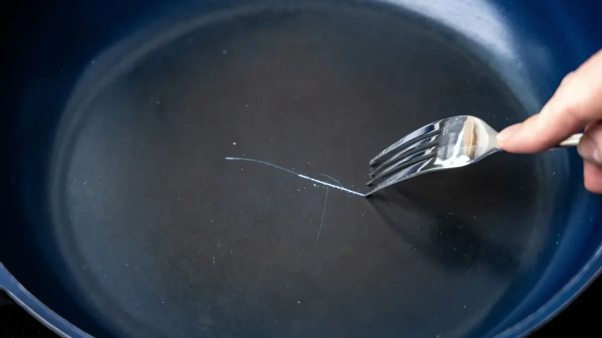 Teflon a kov nejdou dohromady. Tak vznikají škrábance