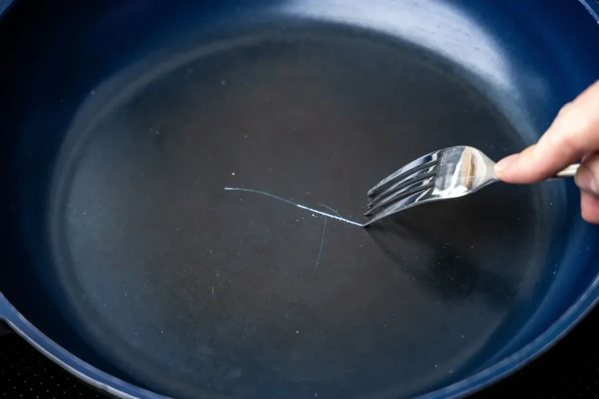 Teflon a kov nejdou dohromady. Tak vznikají škrábance
