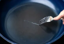 Teflon a kov nejdou dohromady. Tak vznikají škrábance