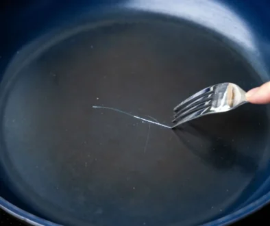 Teflon a kov nejdou dohromady. Tak vznikají škrábance