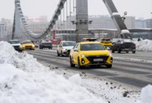 Taxi na mostě.