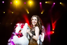 Natalia Oreiro vystupuje na pódiu.