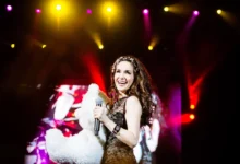 Natalia Oreiro vystupuje na pódiu.