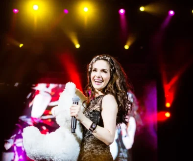 Natalia Oreiro vystupuje na pódiu.