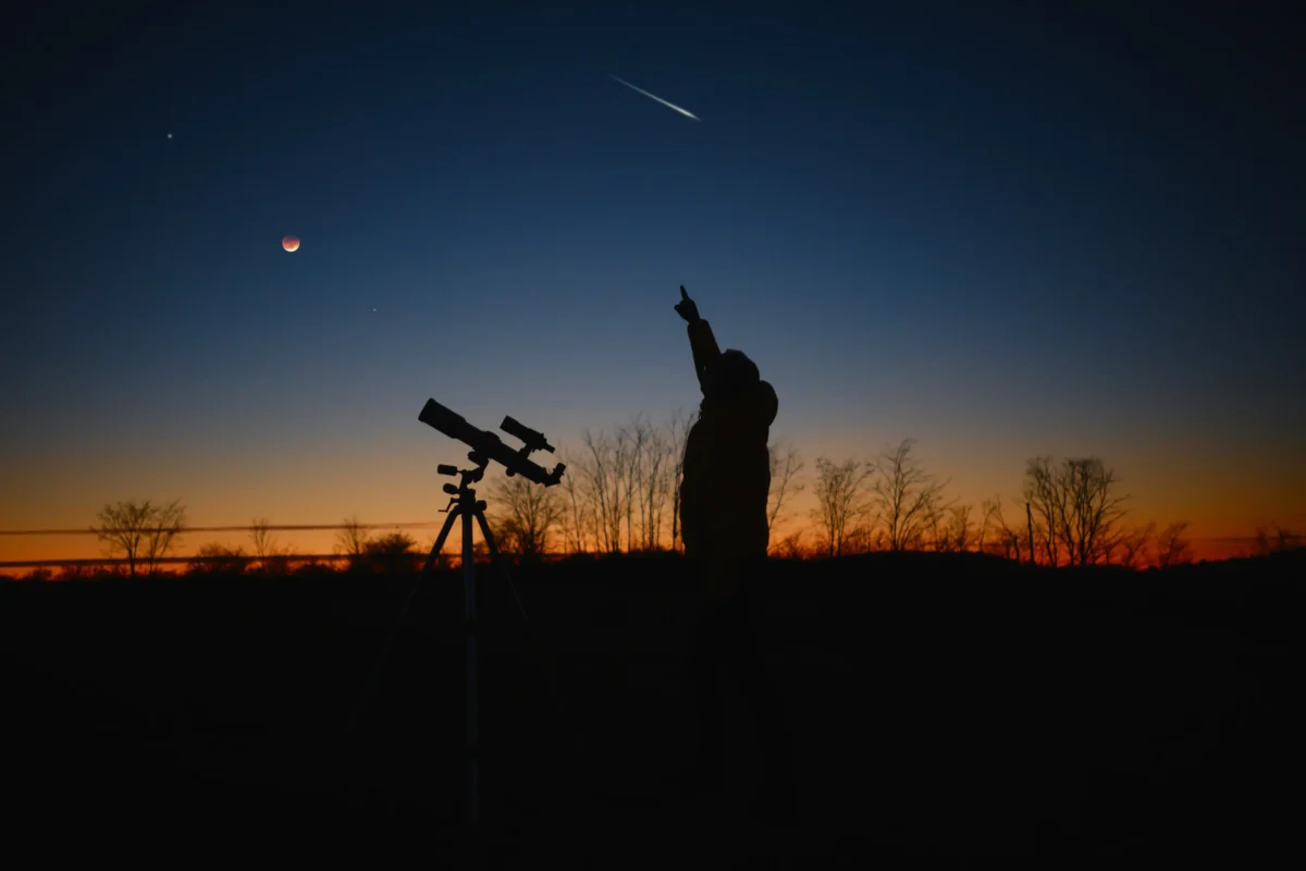 Člověk se dívá na oblohu. 