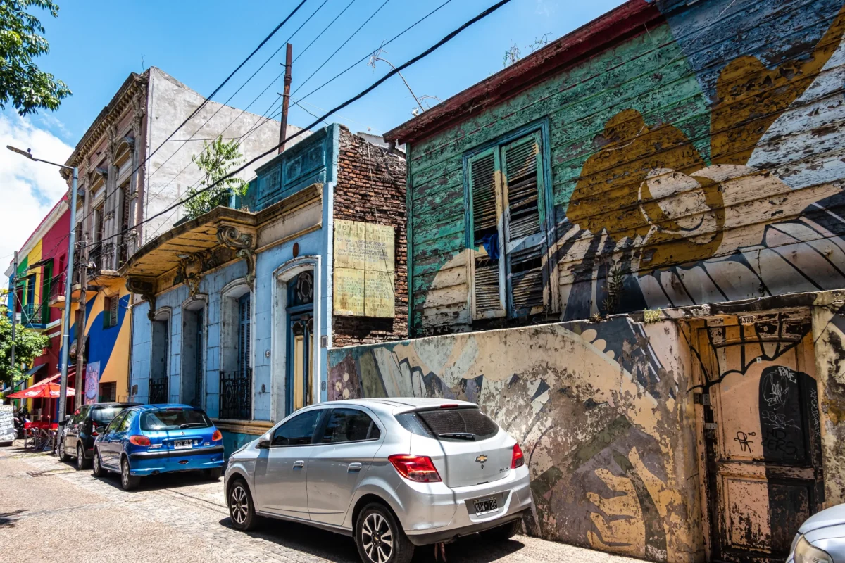 Ulice v Argentině, ve které parkují auta.