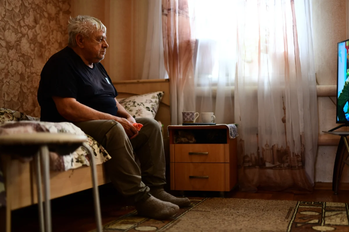 pan seniorního věku sleduje televizi