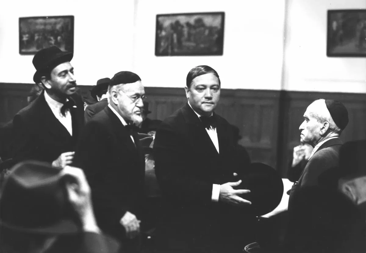 Nejen film Spalovač mrtvol je plný funkcionalistického nábytku. Zdroj: Profimedia | TVGURU.cz Film Spalovač mrtvol.