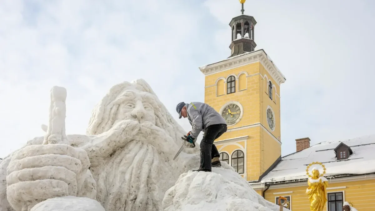 Krakonošova socha z ledu.