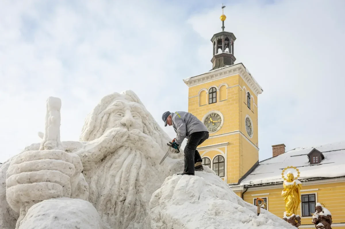 Krakonošova socha z ledu.