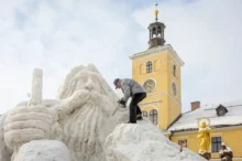 Krakonošova socha z ledu.