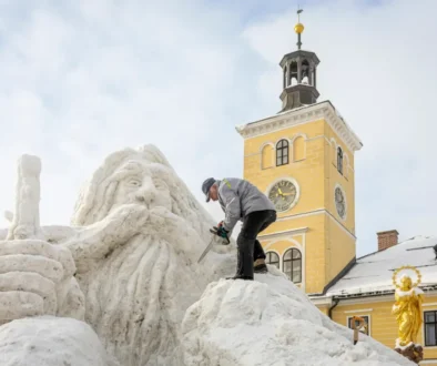 Krakonošova socha z ledu.