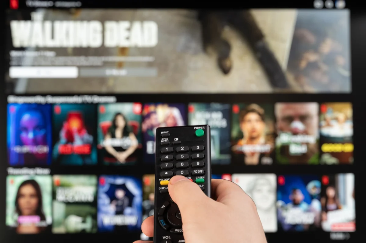 Přepínání seriálů na Netflixu.