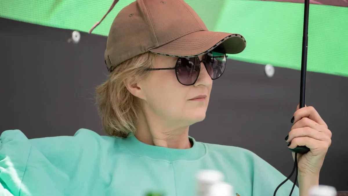 Polská herečka ve slunečních brýlích.