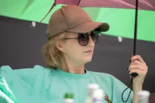 Polská herečka ve slunečních brýlích.