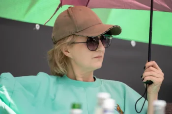 Polská herečka ve slunečních brýlích.