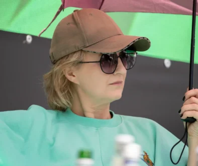 Polská herečka ve slunečních brýlích.