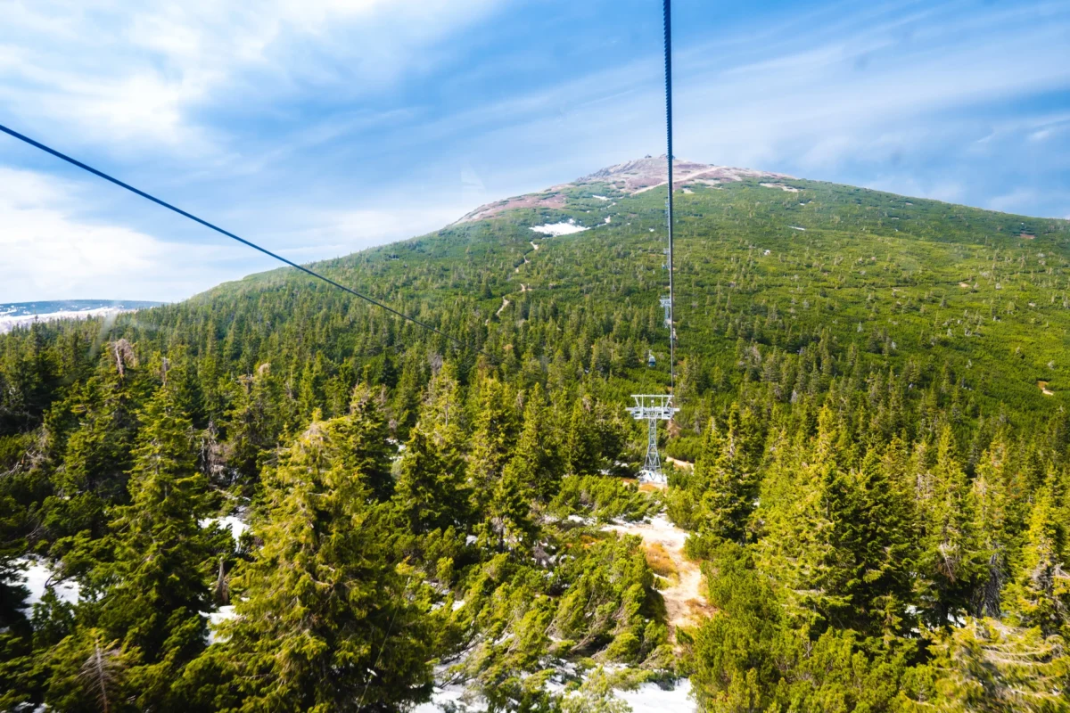 Hory Krkonoše s lanovkou.
