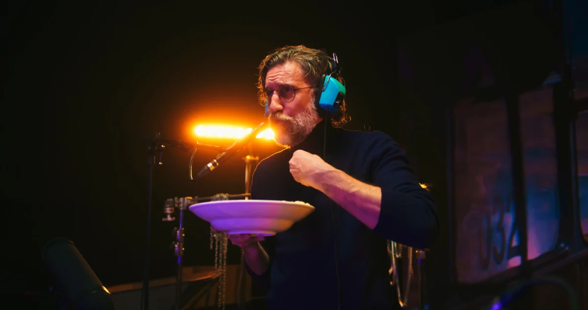 shutterstock_1921373324-2 | TVGURU.cz Muž dabuje ve studiu.