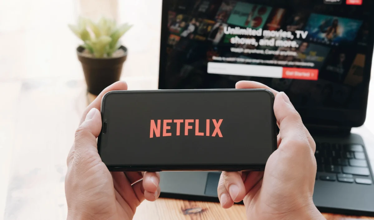 shutterstock_1940544373 | TVGURU.cz Na mobilu i notebooku běží Netflix.