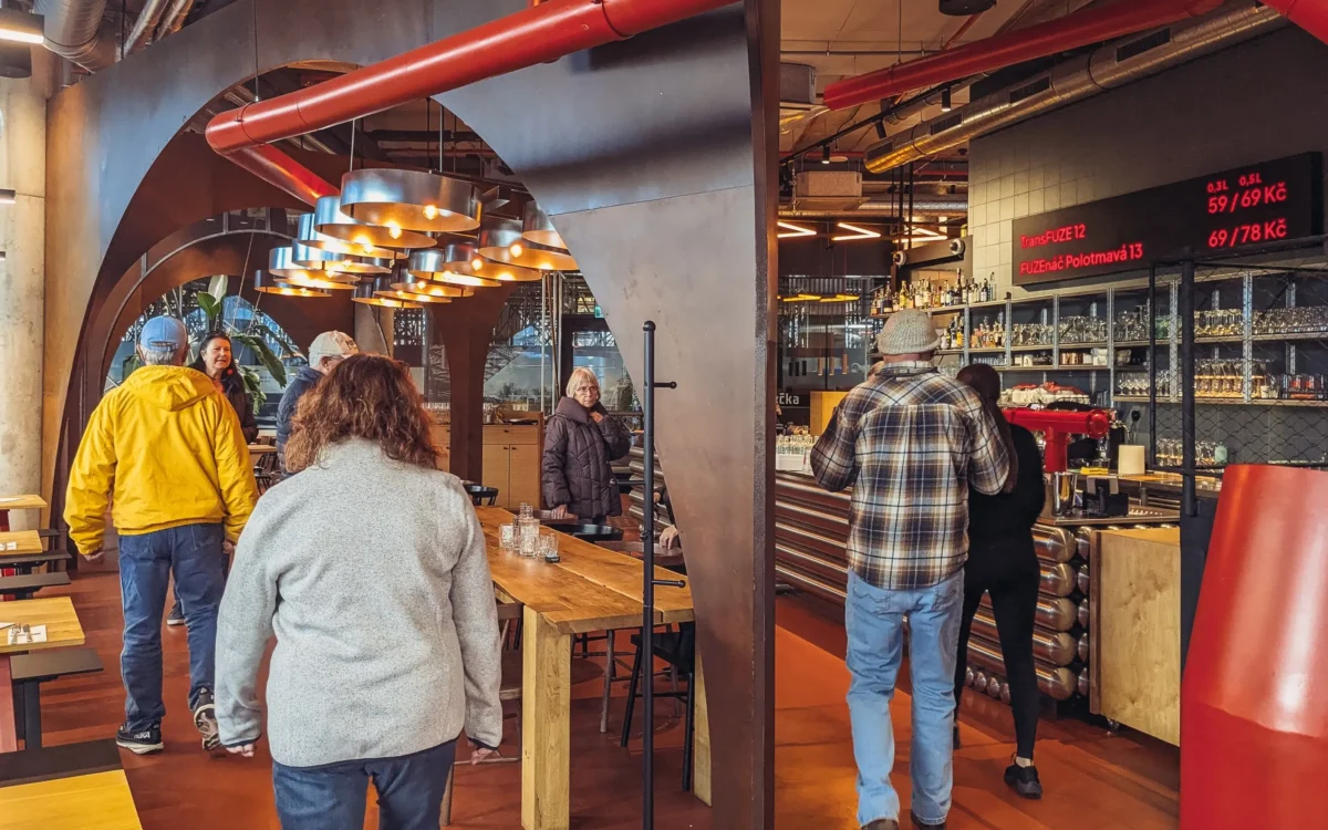 Lidé chodí po restauraci. 