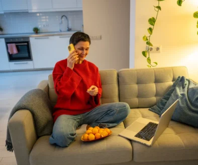 Žena telefonuje na gauči.