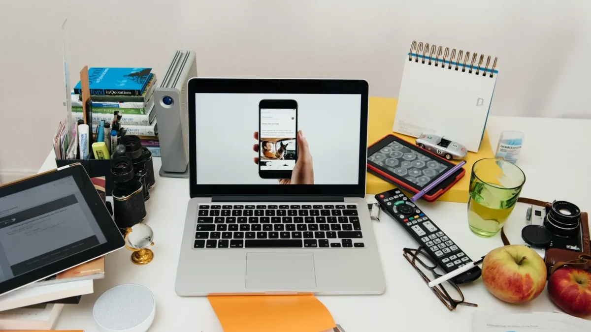 Na stole leží spousta věcí.