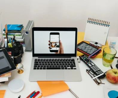 Na stole leží spousta věcí.