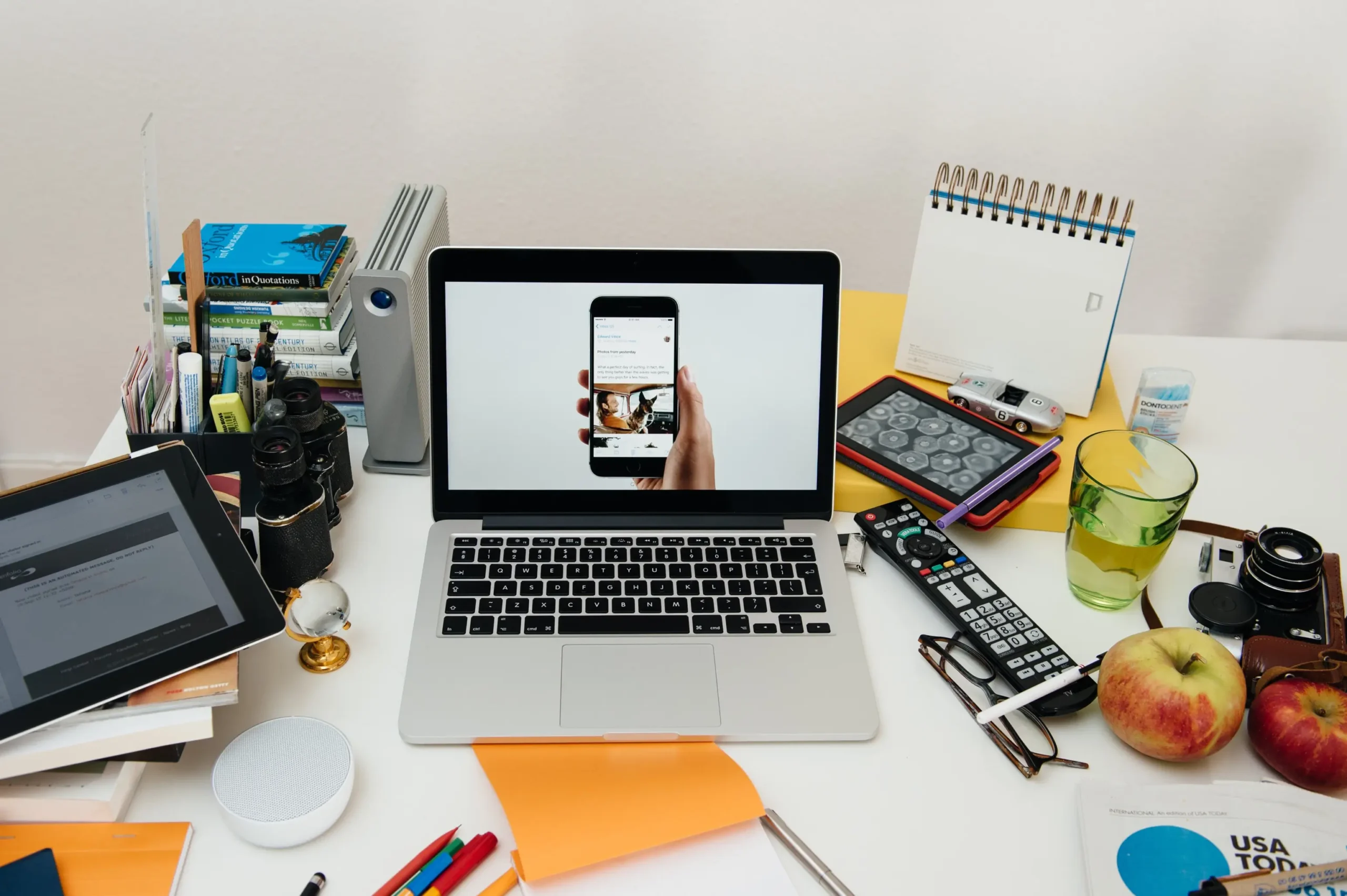 Na stole leží spousta věcí.