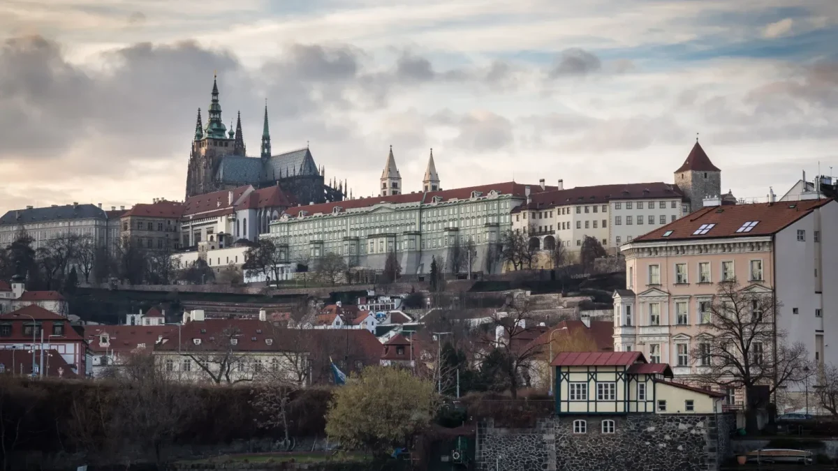 jarní Praha pod mrakem