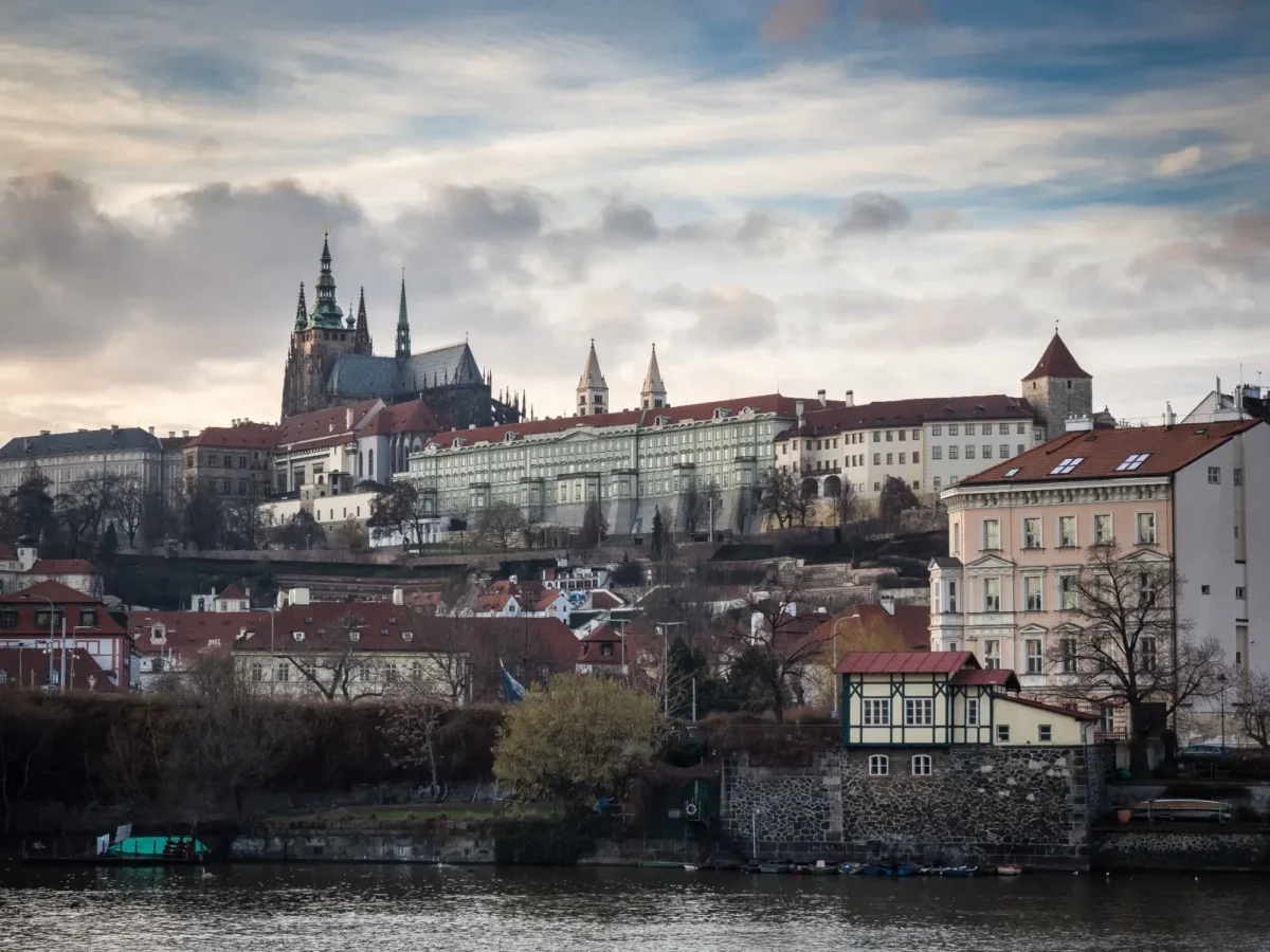 jarní Praha pod mrakem