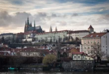 jarní Praha pod mrakem