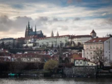 jarní Praha pod mrakem