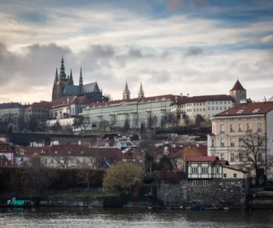 jarní Praha pod mrakem