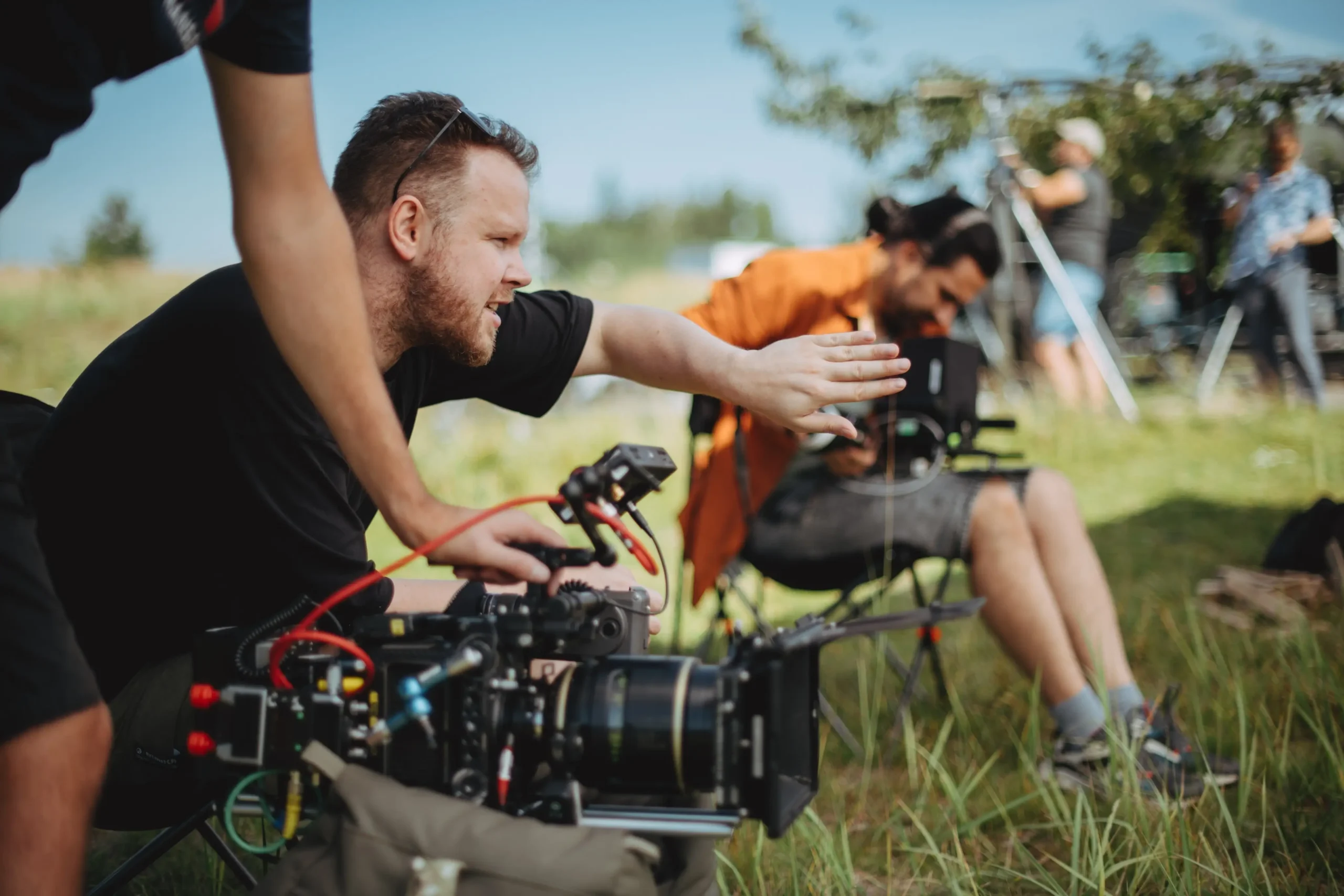 shutterstock_2258735269 1 | TVGURU.cz Muž natáčí na kameru