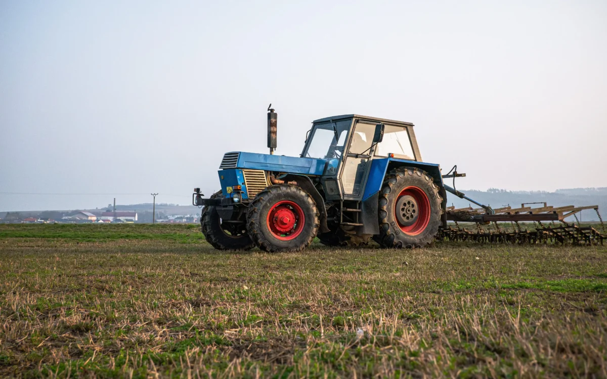 shutterstock_2432494823 1 | TVGURU.cz traktor na poli