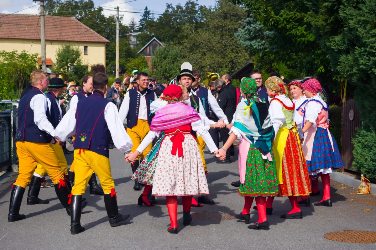 shutterstock_2524697703 1 | TVGURU.cz lidé tančící v kroji
