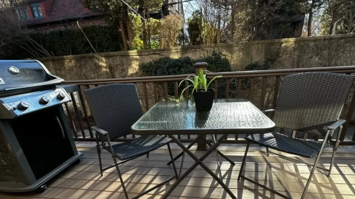 balkon doma a zahradní židle se stolem