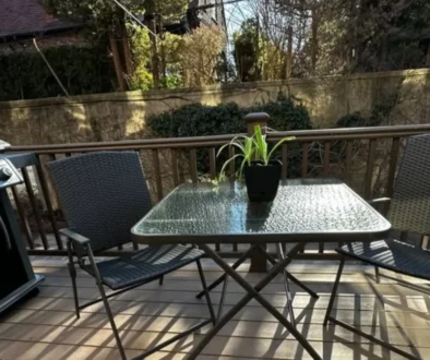 balkon doma a zahradní židle se stolem
