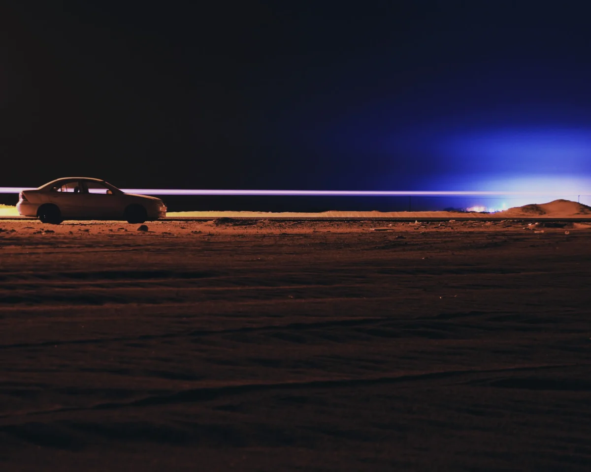 Auto v noci u pláže.