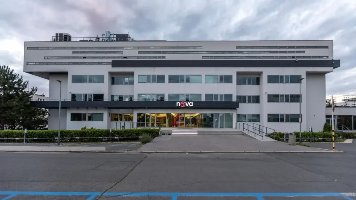 tv nova budova venku