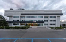 tv nova budova venku