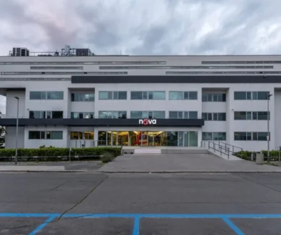 tv nova budova venku