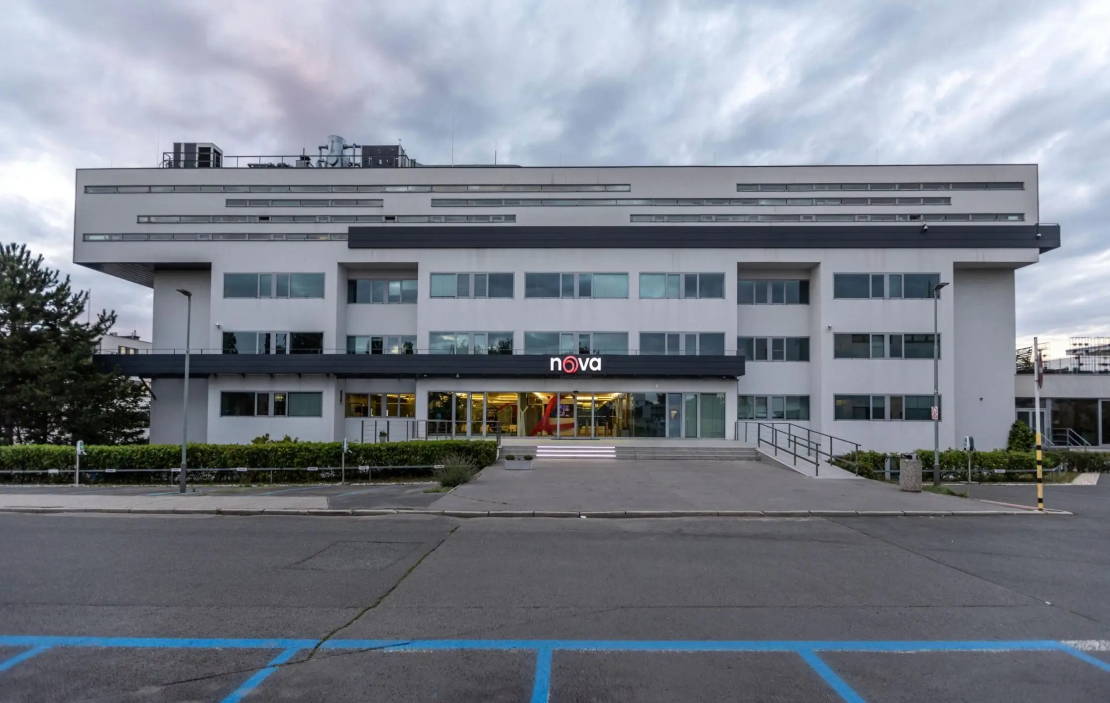 tv nova budova venku