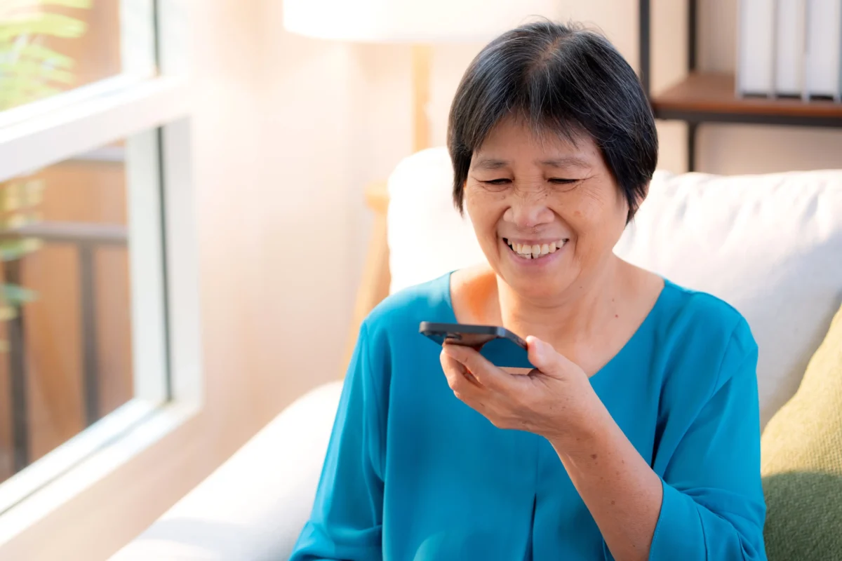 AI nám umí pomoct vybrat i oblíbený film. Zdroj: Shutterstock | TVGURU.cz Žena mluvící do telefonu.