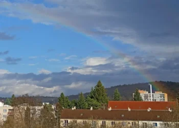 Duha dnes nad pražskými Komořany