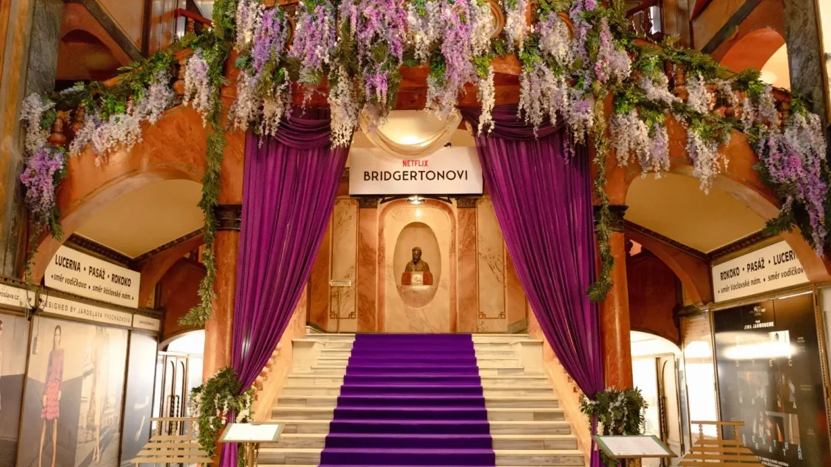 Tematická fotografická zóna Netflix Bridgerton v pasáži Lucerna