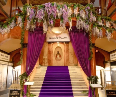 Tematická fotografická zóna Netflix Bridgerton v pasáži Lucerna