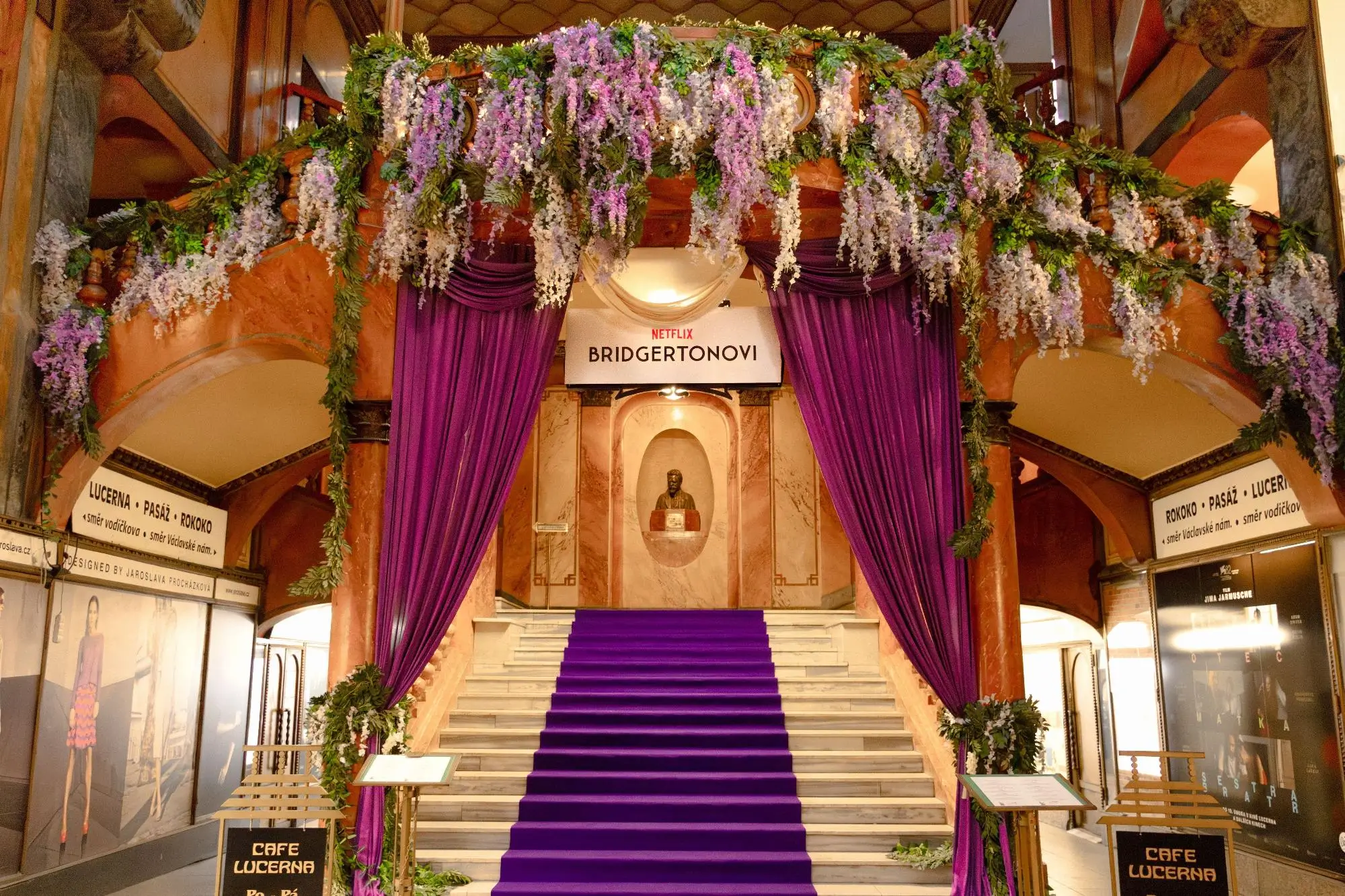 Tematická fotografická zóna Netflix Bridgerton v pasáži Lucerna
